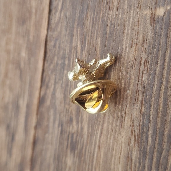 Treasures and trinkets guardian angel cherub pin vintage B537‎